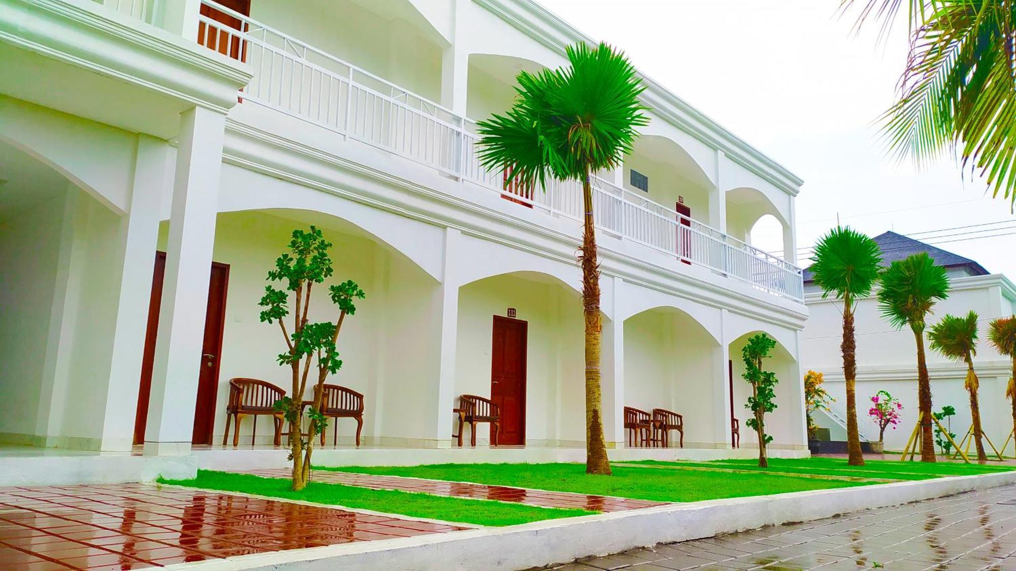 Puri Lovina Hotel Exterior photo